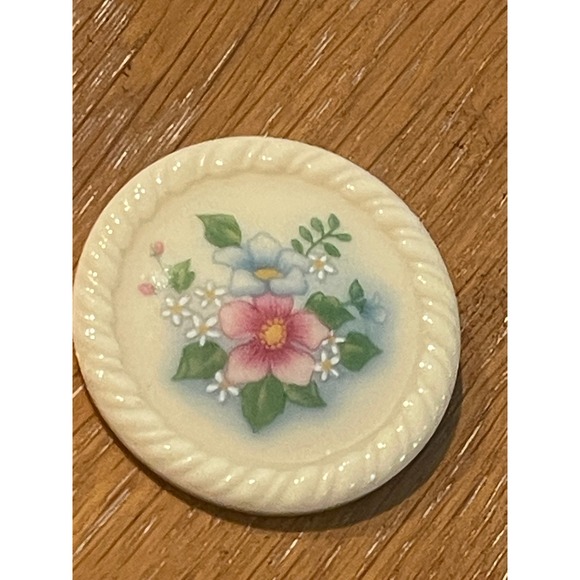 00103 - Avon Floral Bouquet Porcelain Brooch Vintage Basket Weave Pin 1984 - Picture 4 of 5